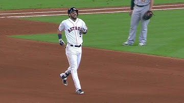 OAK@HOU: Gonzalez exits with hamstring discomfort