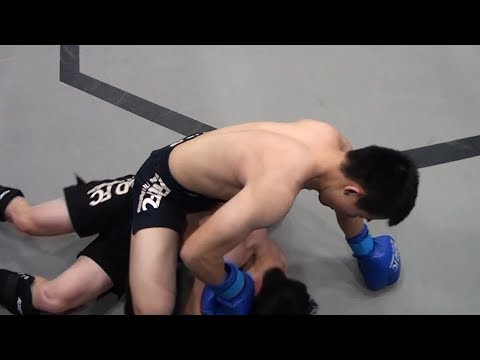 짜릿한 역전 <strong>암바</strong>! 타격을 허용한 건 추진력을 얻기 위함이었다! / ROAD FC 센트럴리그 52