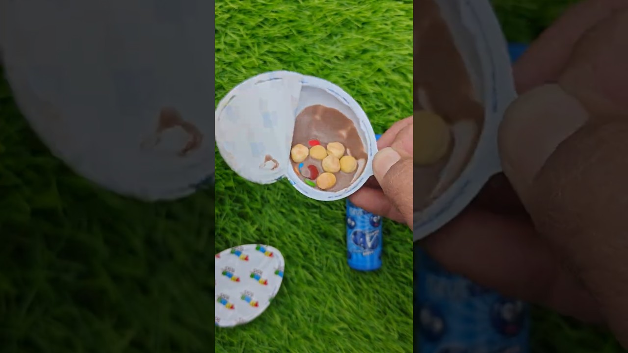 Оранжевый котенок принимает грязевую ванну 