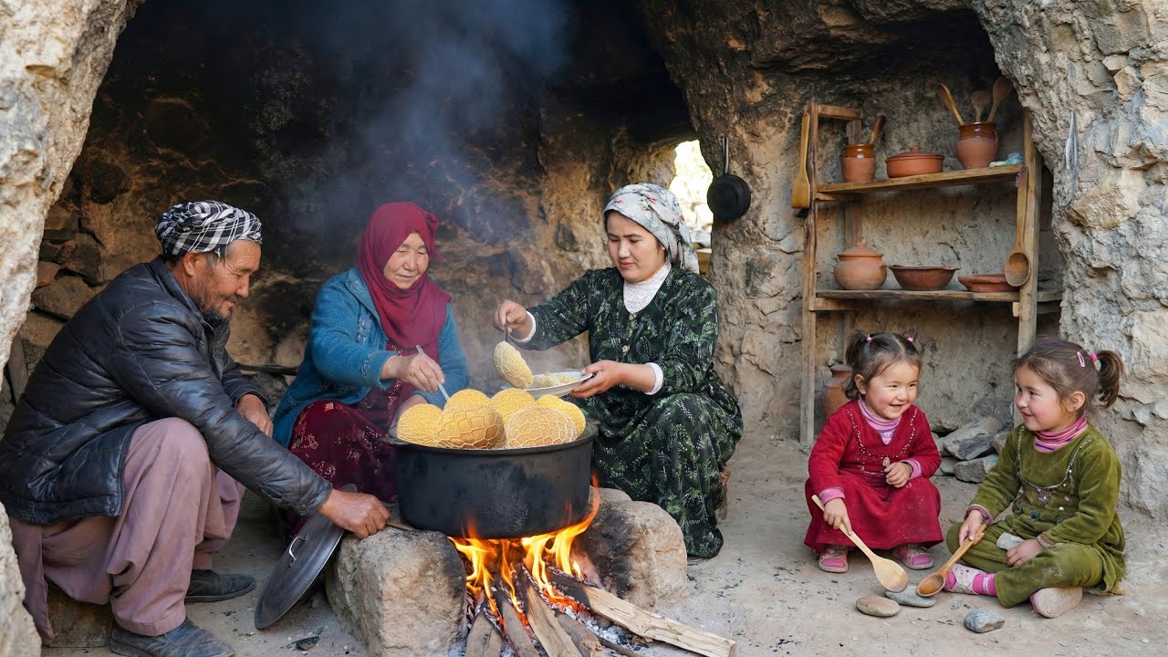 Афганская семья готовит традиционные шарики из требухи на огне | Жизнь древней деревни ❄️🔥