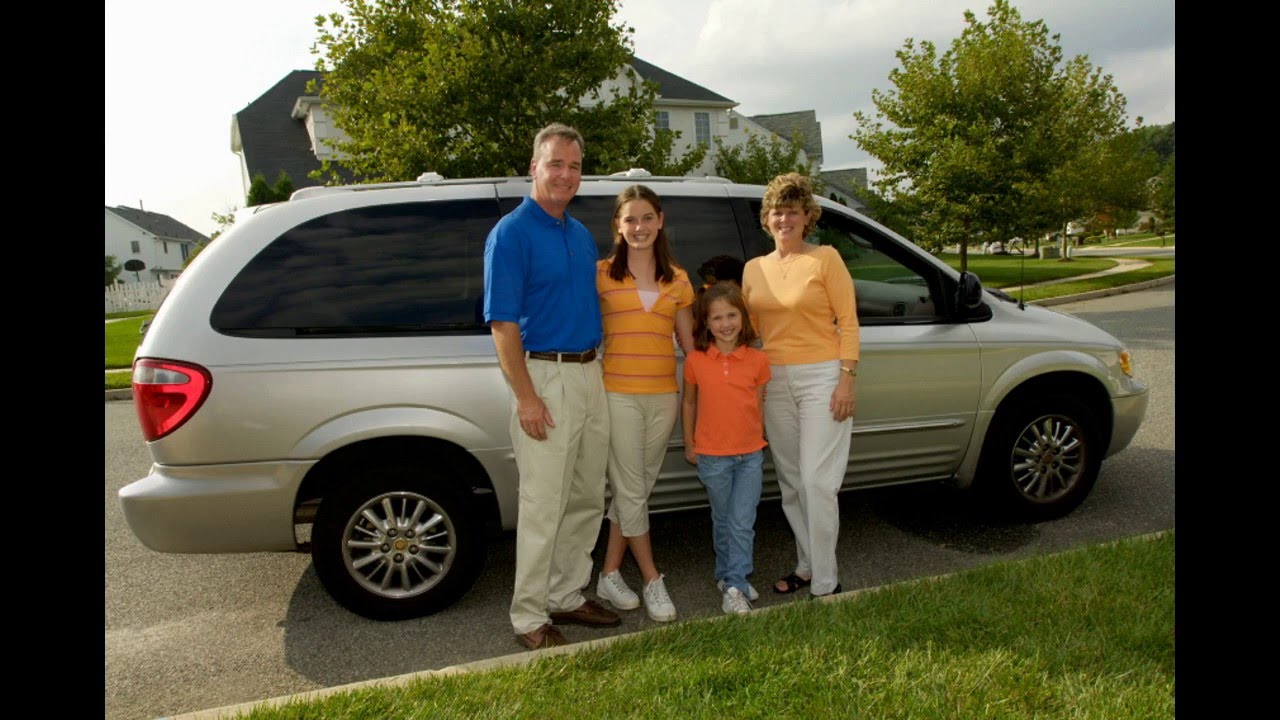Почему машины родители. Семья в машине. Автомобиль для семьи 4 человека. Машина для семьи с 6 человек.
