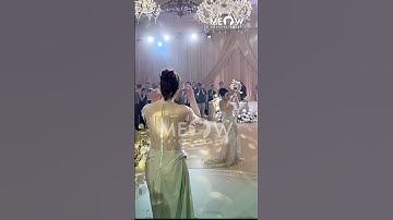 Cười xỉu với màn chụp hoa không hề cơ cấu của Lý Nhã Kỳ tại đám cưới Hồ Quỳnh Hương