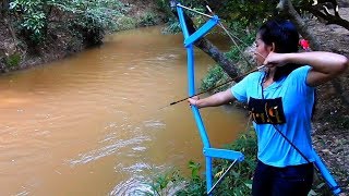 Amazing Girl Uses PVC Pipe Compound BowFishing To Shoot Fish In Cambodia