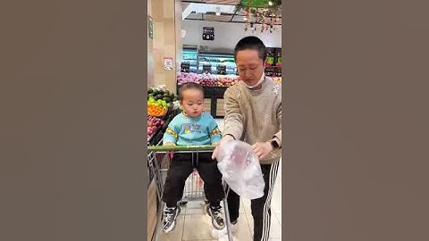 小米宝进超市就吃，爸爸直接被安排，立马买单带走！#Cute baby#Cute#呆萌小米宝#聪明宝宝#萌娃