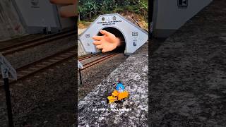 Kereta Api Dikejar Tangan Raksasa Guys Resimi