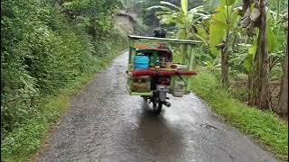 hujan di pelosok pedesaan, dengan suasana sejuk dan asri, village walk