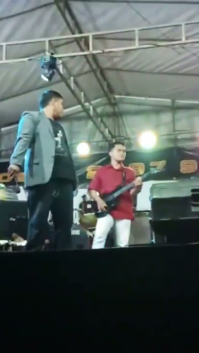 Emang enak banget nih lagu milik A Rafiq.......