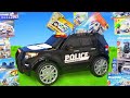 Carro de policia passeia com veiculos de brinquedo