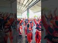 被美女們包圍的感覺是幸福還是尷尬