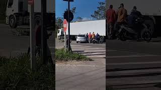Mulher grávida e motociclista ficam feridos em acidente na BR-101 em Estância
