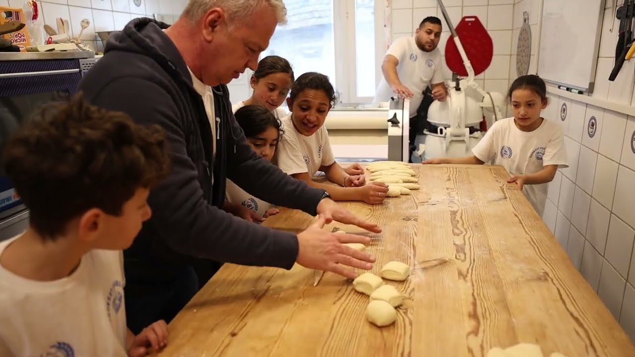 Kiflisodró gépet adományoztak Galamb Alex pékségének