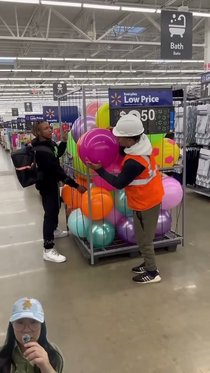 KAKAK KESUSAHAN AMBIL BALON BUAT ADEK #shorts