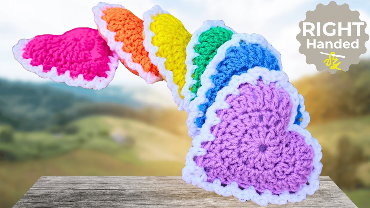 Та самая подушка в форме сердца, которую сейчас все вяжут крючком!