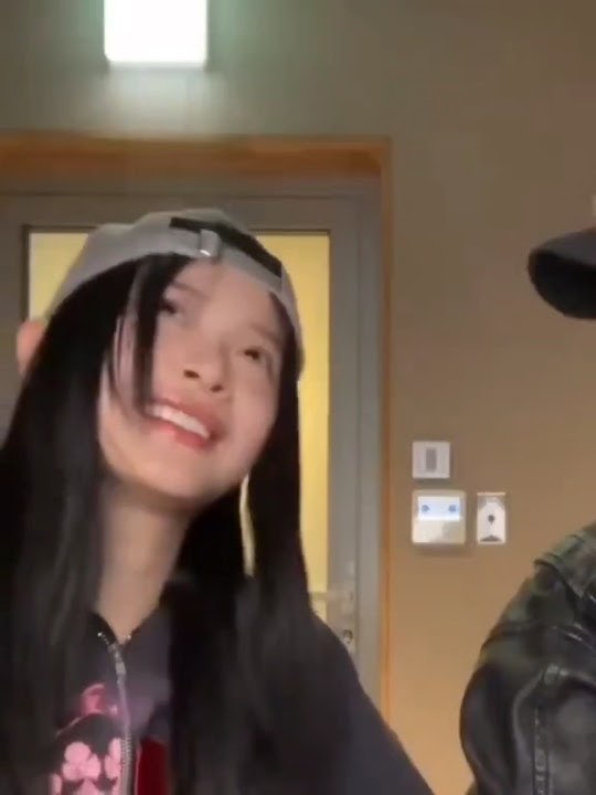 Hanni, are you blushing?🤭#NJZ #BBANGSAZ #MINJI #HANNI #MOMENTS #KPOP #BUNNIES