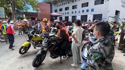 重慶“摩托騎士”向山火逆行 山火不滅決不撤退 - 天天要聞