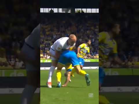 اللاعب كان رح يقلب الملعب حلبة مصارعة