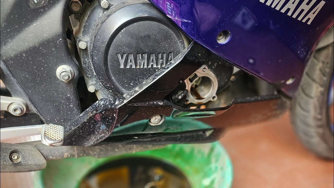 Замена охлаждающей жидкости, моторного масла, тормозной колодки и звёздочки цепи Yamaha R15 — Час...