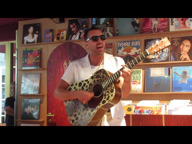 Obejrzyj Miles Kane "Sunlight in the Shadows" Live Acoustic Music Mania Gent Belgium 5 September 2025 w YouTube