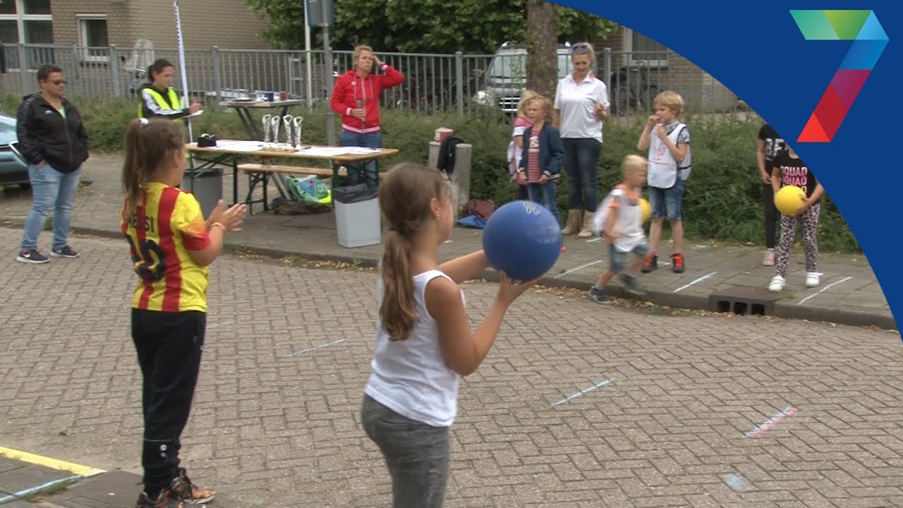 Kinderen verzamelen zich voor Beunings Kampioenschap Stoepranden