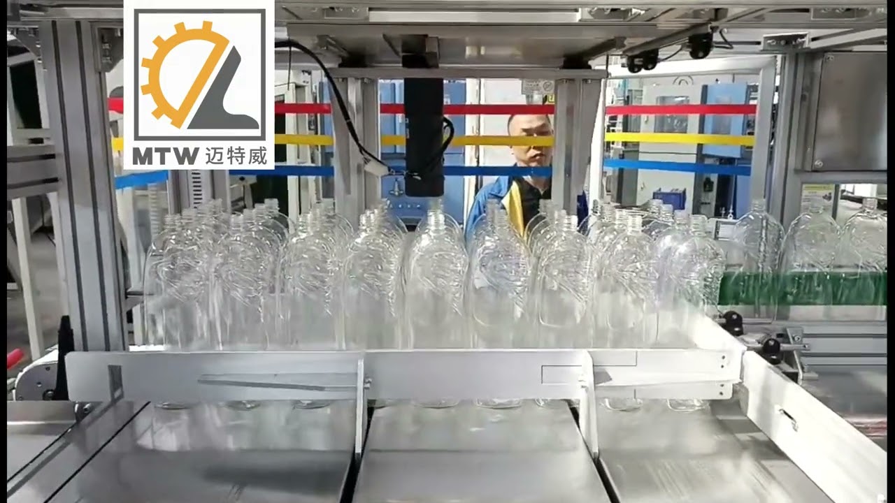 MTW   Bottle blowing machine, 1 input, 3 outputs, connected to a conveyor belt.吹瓶机1出3，接输送