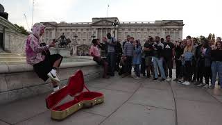 Download Lagu Justin Bieber and Hailey Baldwin busking at the Queen Victoria memorial near Buckingham palace MP3
