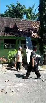 PEKERJA BAGUNAN DENGAN SKILL DEWA MENURUNKAN GENTENG