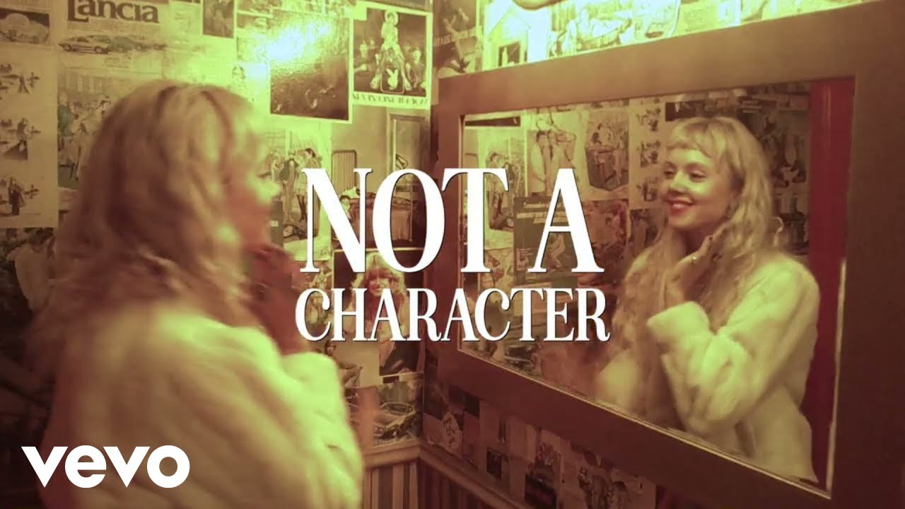 ILUKA - Manic Pixie Dream Girl (Official Lyric Video) - YouTube