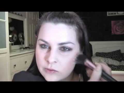 Kristen Stewart Baftas makeup look Orange rising stars award