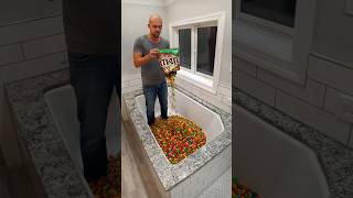 REAL OU FAKE ? ENCHENDO A BANHEIRA DE M&amp;M ! #comedia #iavideos #humorbrasil #inteligenciaartificial