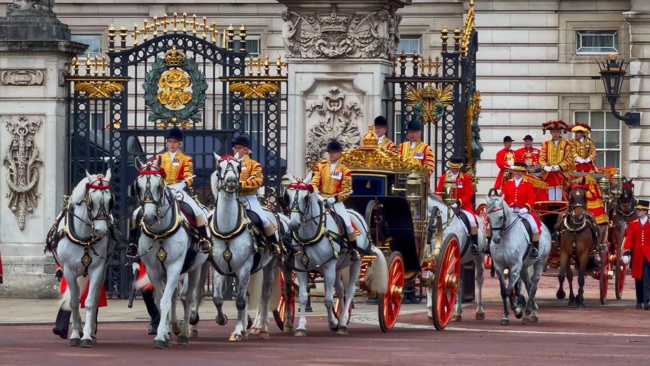 Royal Execcursion Spectacular Royal Procession at Buckingham Palace heads for Palace of ...