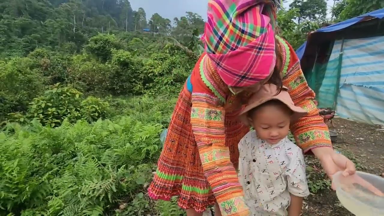 The young master helps his mother bathe.