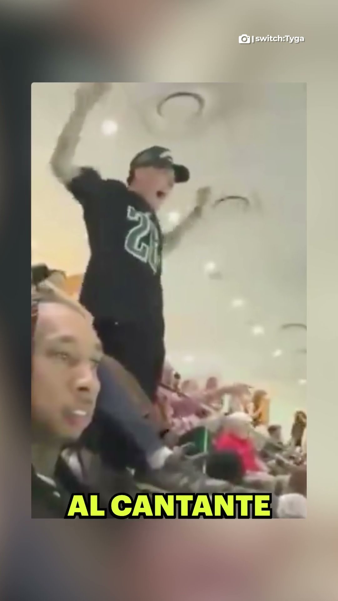 ¡Peso Pluma apostó y besó a Kenia Os! Así vivió el cantante el Super Bowl 2025 ? #News #Originales