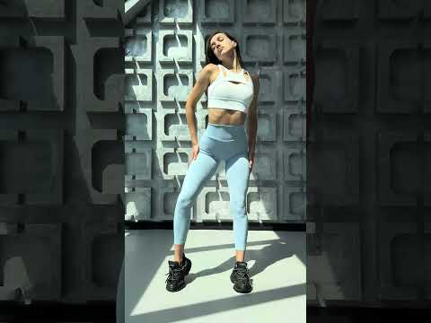 Легінси і топ для спорту,  фітнес костюм для тренеровок білий топ і голубі легінси, видео 1