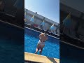 بنت صغيرة في المسبح