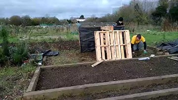 The Allotment: 14-15th Nov 2015 - building a composter (Timelapse)