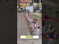 Así ganó el concurso de cortar leña con una táctica increíble