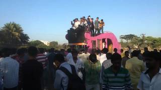 mit colledge alandi fybcs f divsion student dancing in front of dj