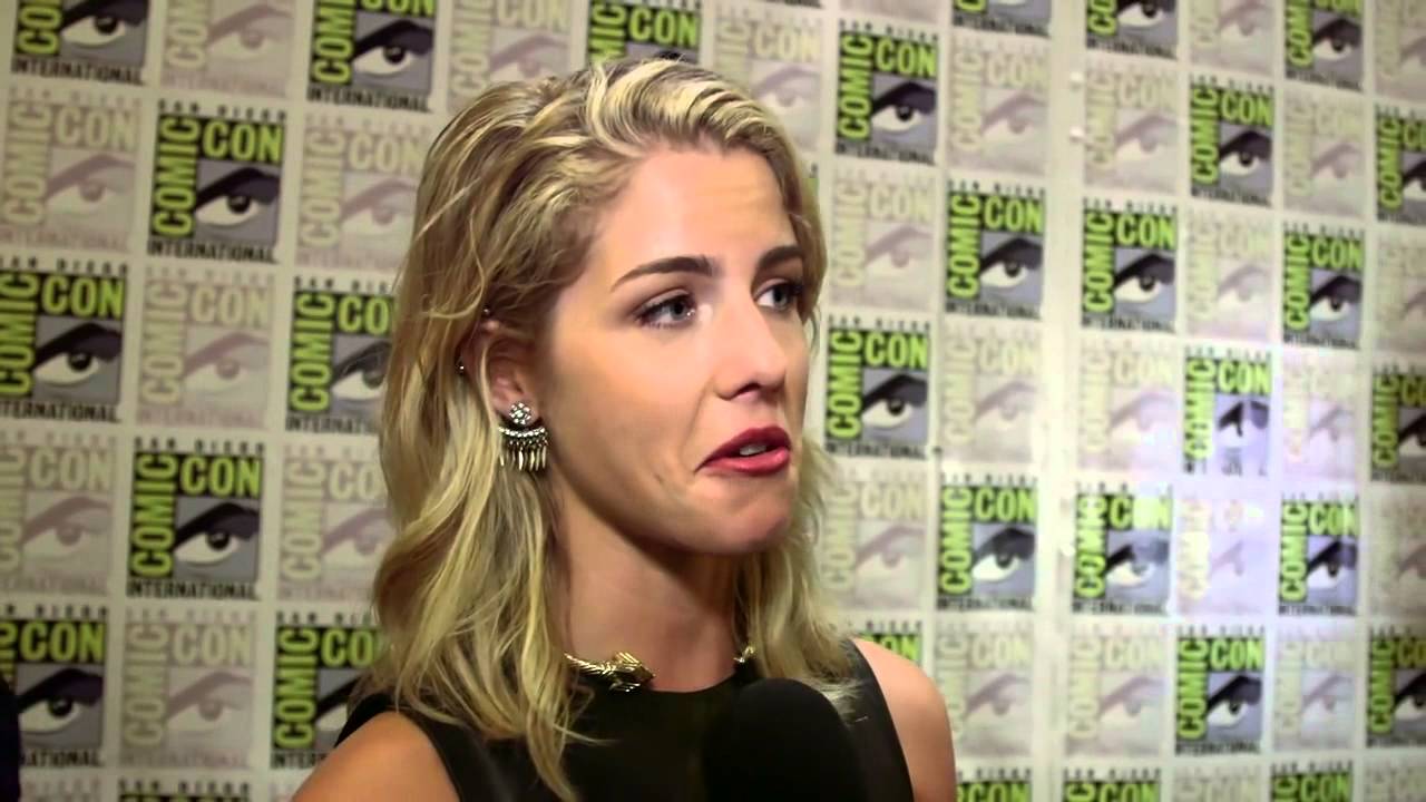 Arrow Cast Talks Olicity Sex Scene And Felicity Oliver Dating Future Comic Con 2015 Youtube