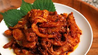 Spicy Korean StirFried Pork (Dwaejigogibokkeum: 돼지고기볶음)