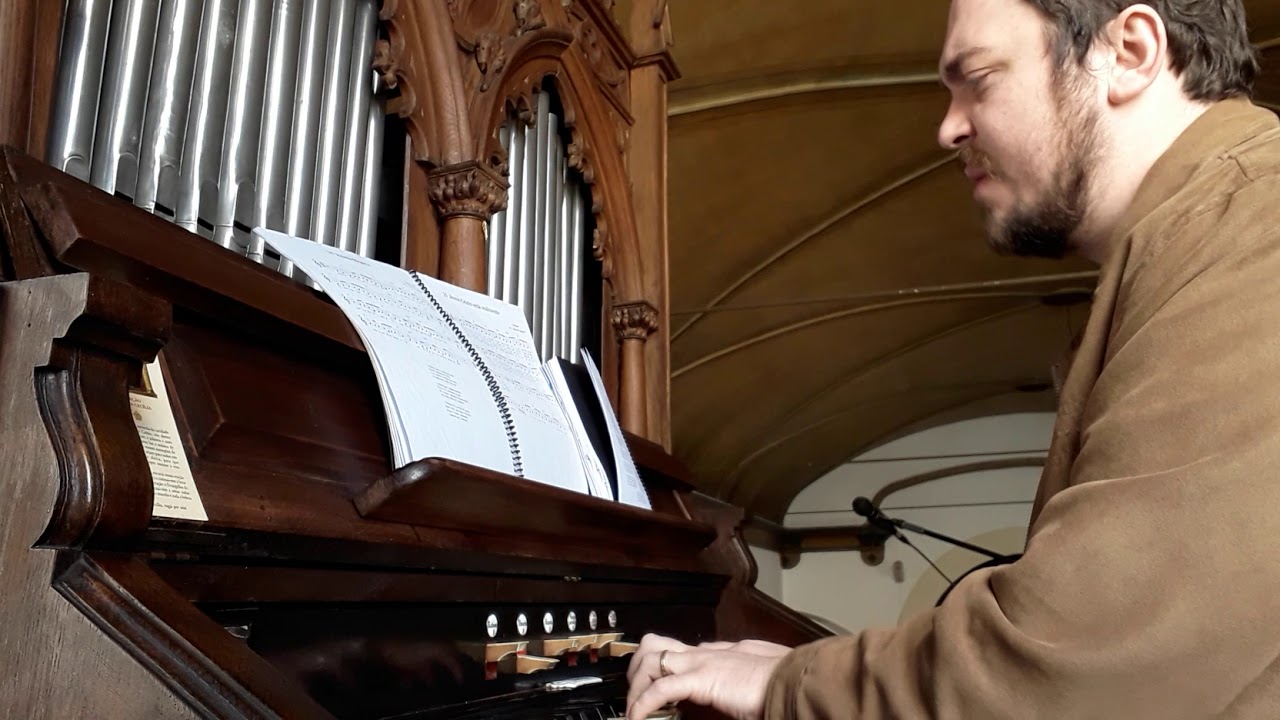 24 - Hóstia branca no altar consagrada