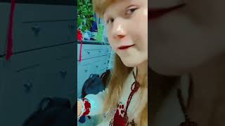 моя подружка делает мне подарок