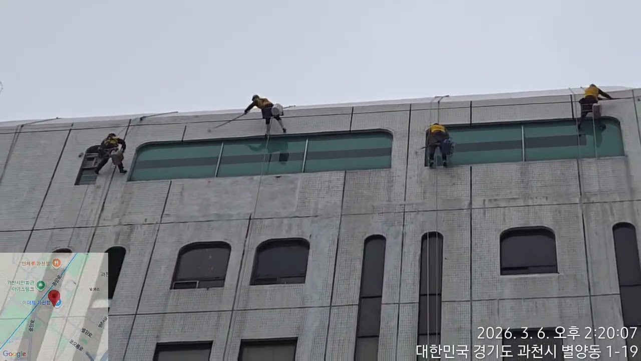 바람이 불거나 주변 여건이 안좋을때는 롤러를 활용한 외벽방수제 도포