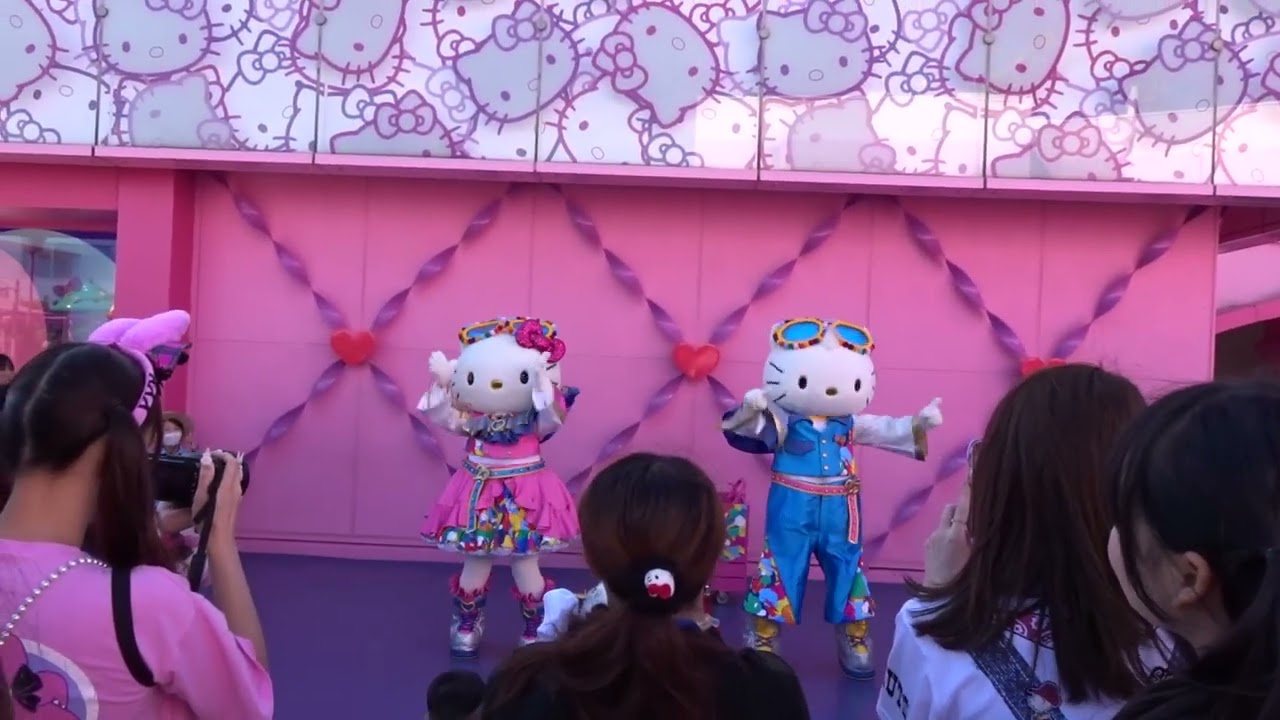 Hello Kitty Dance Universal Studios - YouTube