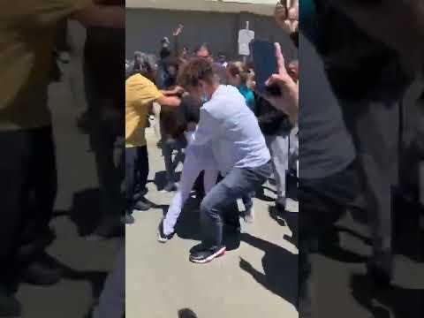 A Whole ass mom pulled up and fought a black teen at school