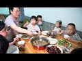 今天家裡人多，媳婦上街買菜加餐，準備一桌好吃的 | Family is full of people, make good food