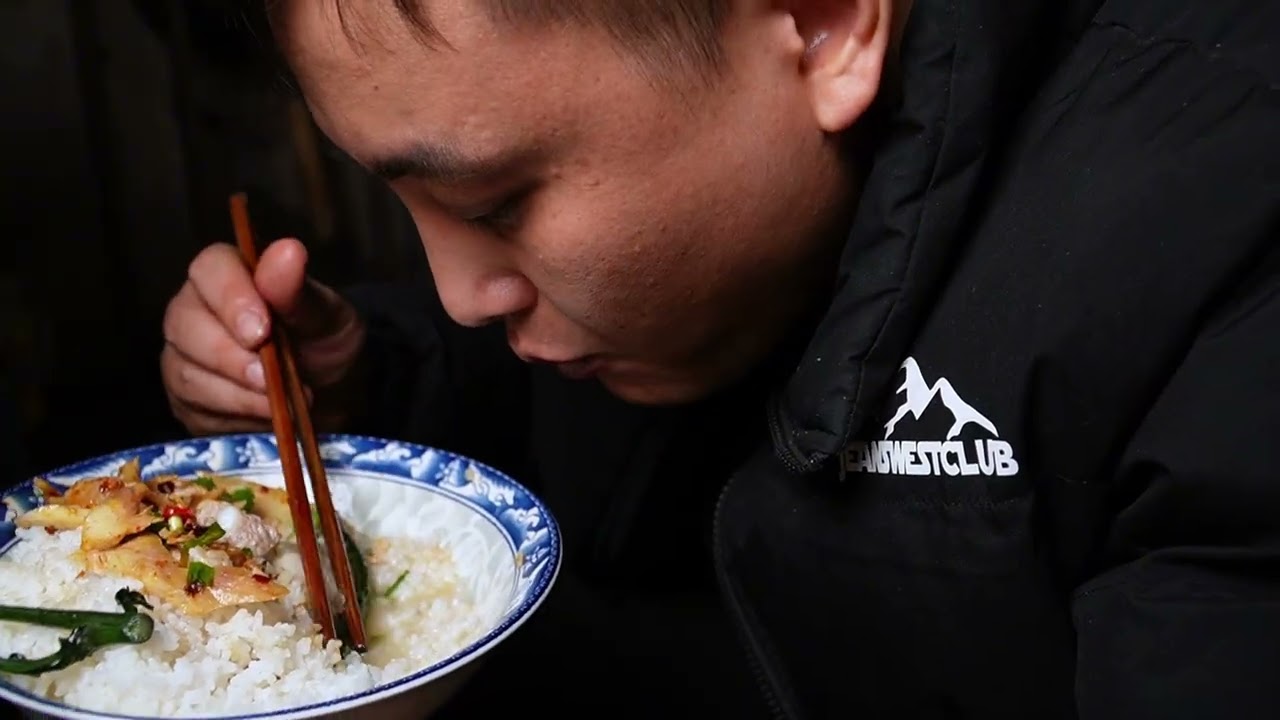 猪头肉凉拌得巴适，猪蹄汤炖得浓白！最后那口汤泡饭，才是这顿饭的灵魂。