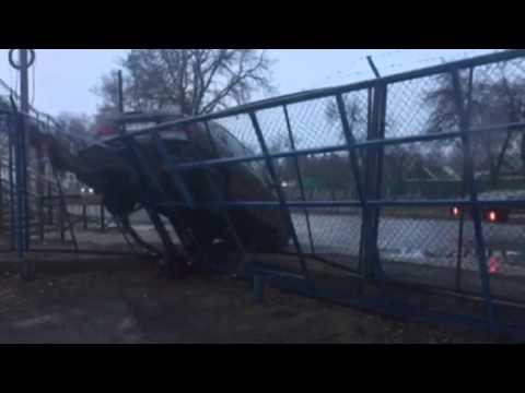ДТП. На лабутенах заехала задним ходом на забор стоянки. Гомель 29/02/2016