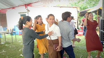 Hai bên sui gia cùng nhau lên hát nhảy nhạc sôi động ở đám cưới Làng Trá - Sơn Cao