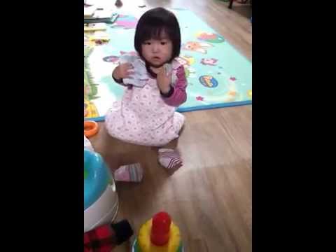 목으로-양말-줍는-건-어떻게-알았을까?-(korean-funny-baby-videos)