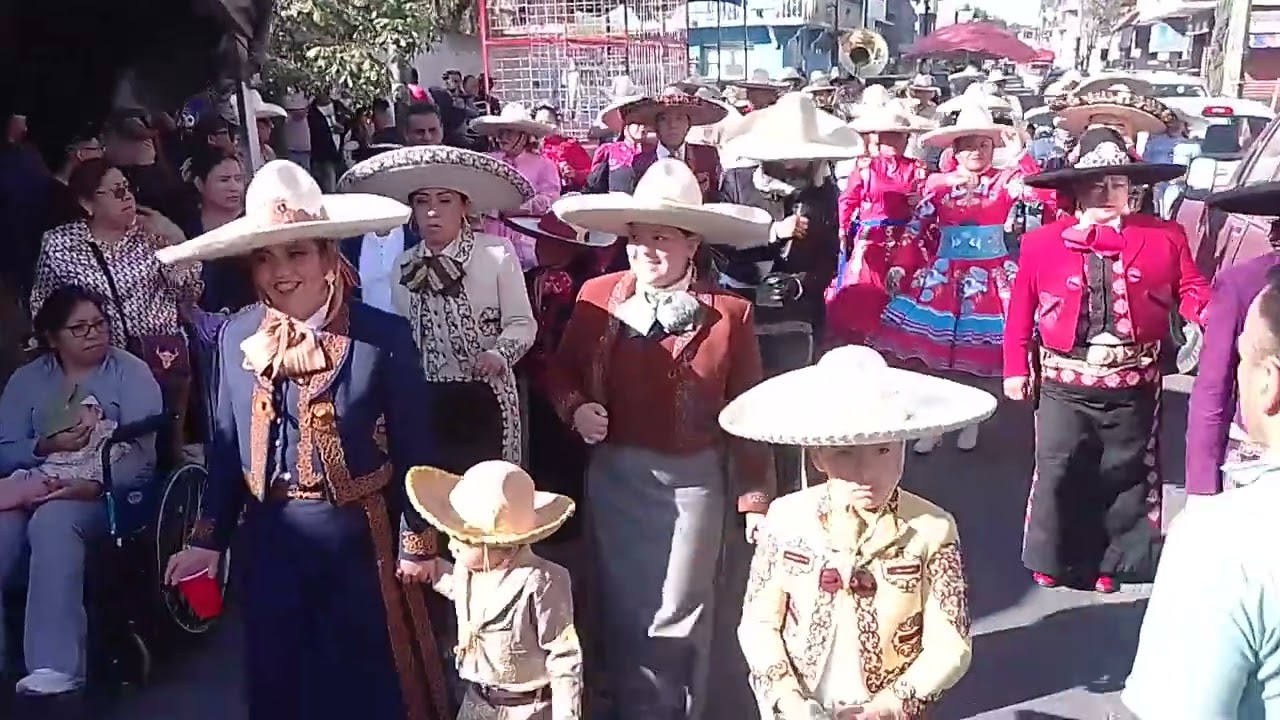 DISFRUTANDO DE LOS PASOS DOBLES CON BANDA LA JUVENIL Y CHARROS LOS REVOLUCIONARIOS 